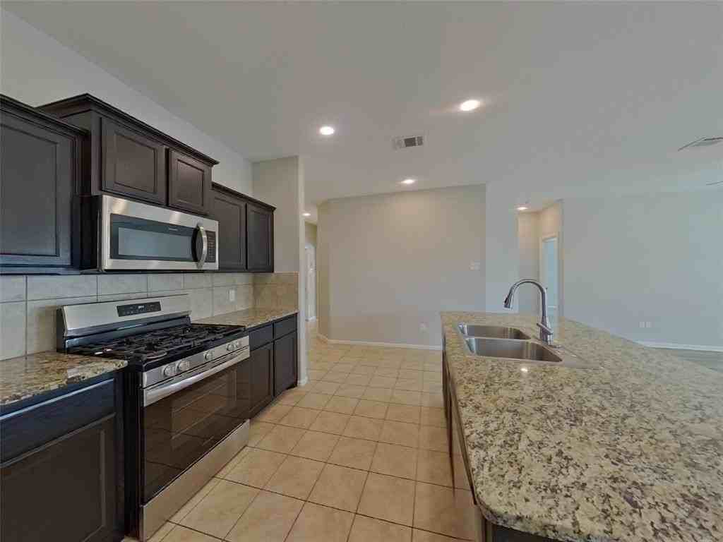 7904 Mosspark Ln - Photo 5 of 17