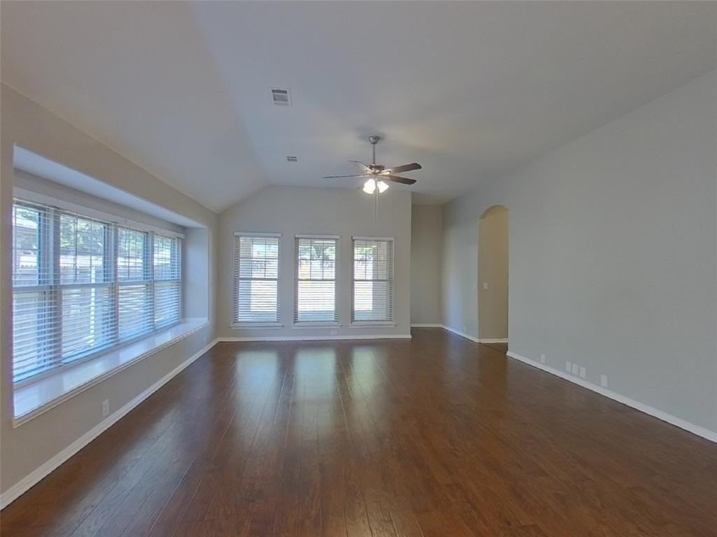 541 Kerry St - Photo 3 of 17