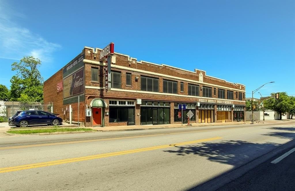 1108 S Akard St #6 - Photo 2 of 24