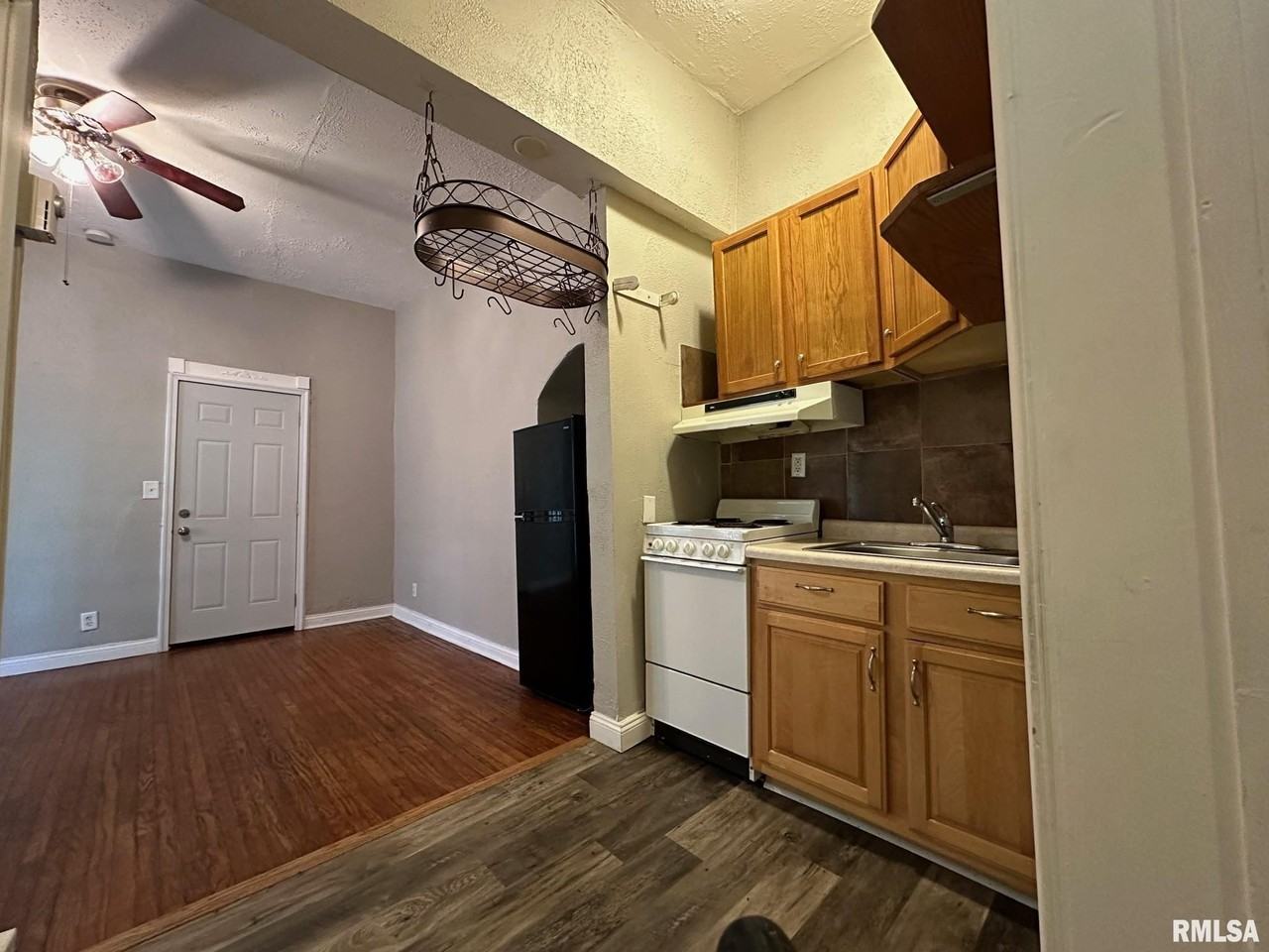 333 S Douglas Ave Apt 2 #2 - Photo 3 of 11