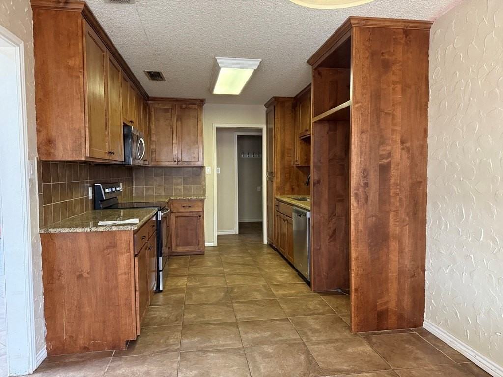 3002 Phillip Pl - Photo 4 of 11