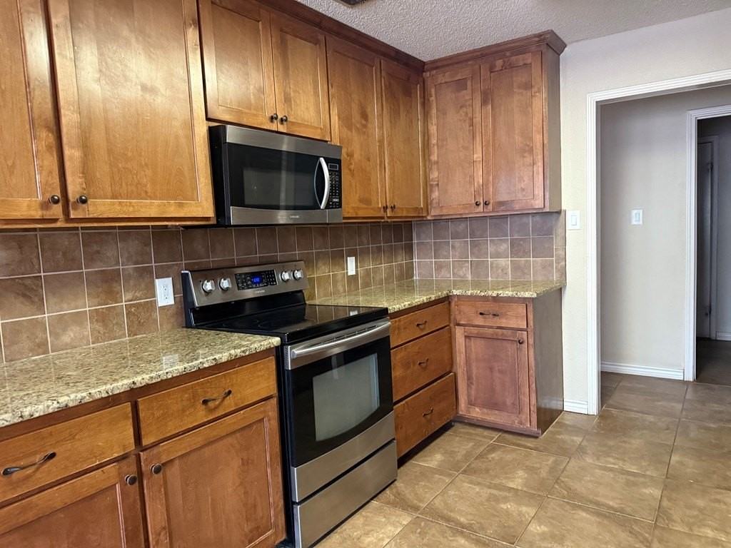 3002 Phillip Pl - Photo 5 of 11