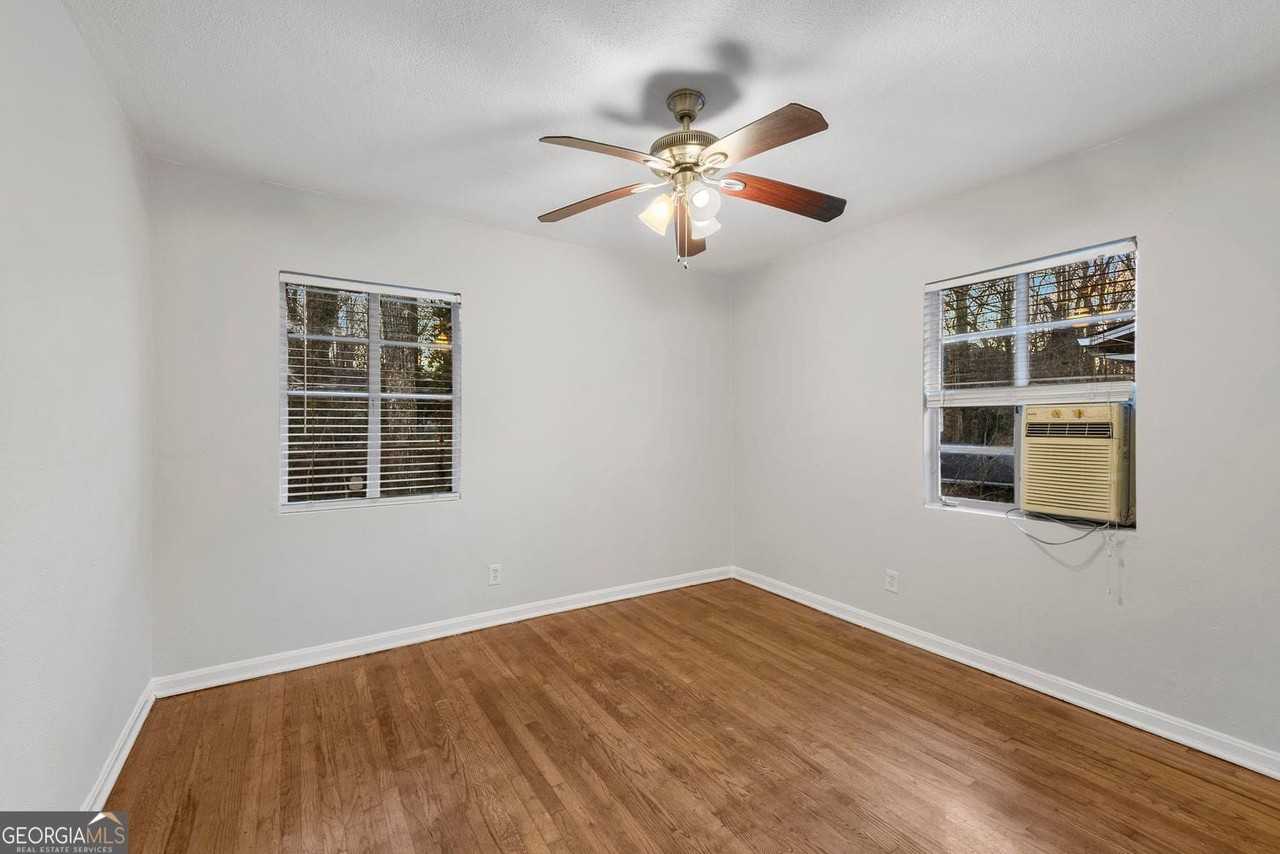 121 Fairview St - Photo 4 of 11