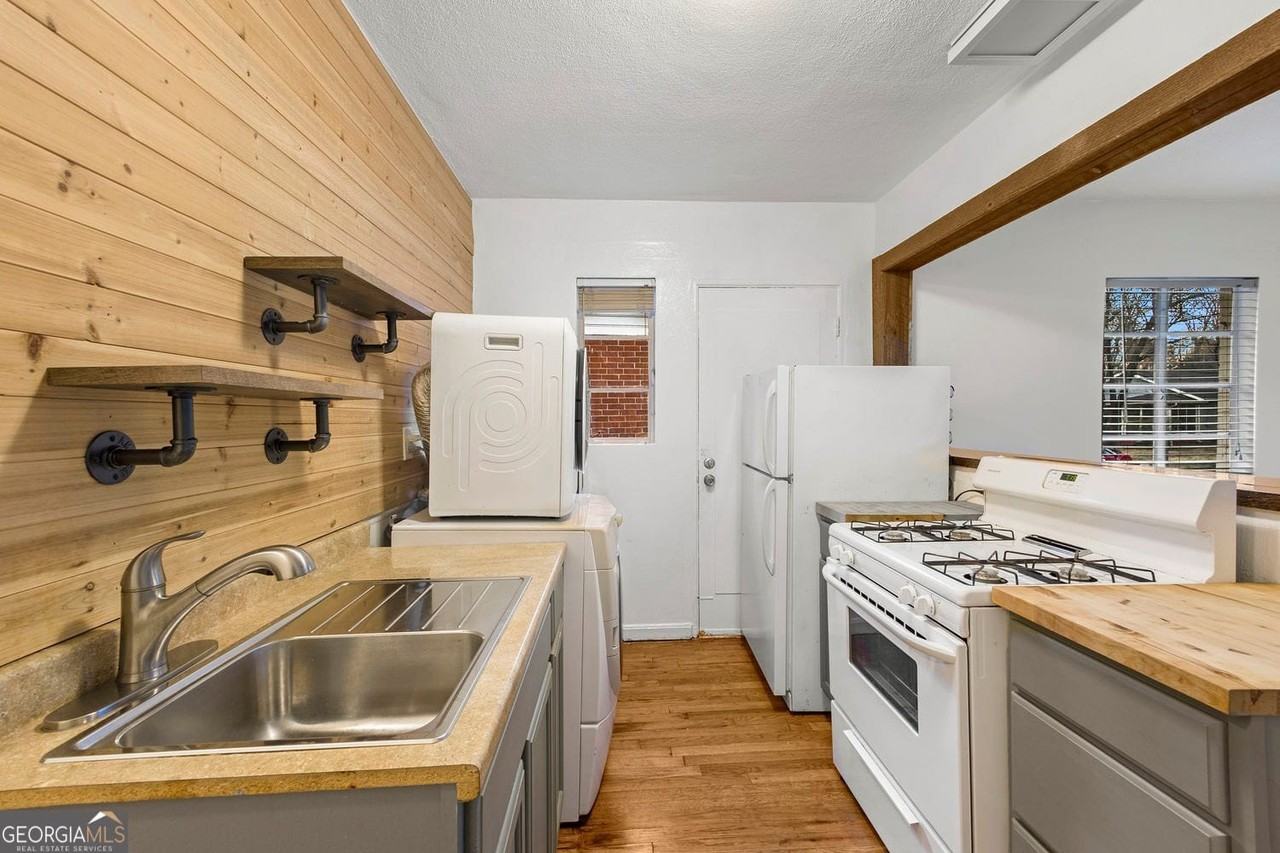 121 Fairview St - Photo 6 of 11