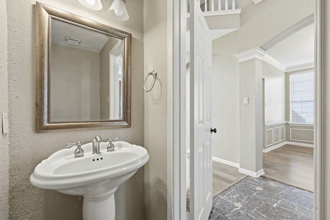 6734 Flowermound Dr - Photo 5 of 28