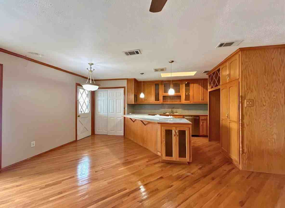 5533 King Dr - Photo 7 of 23