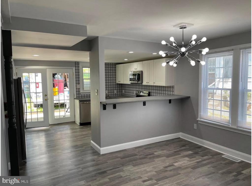 425 Main St - Photo 2 of 17