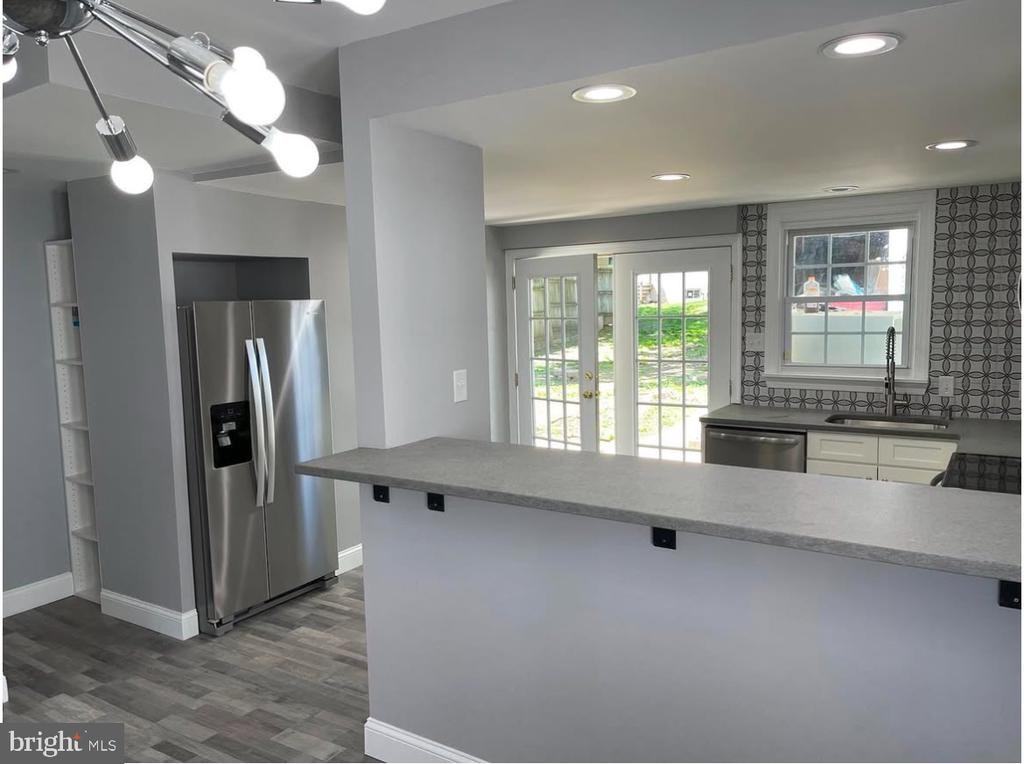 425 Main St - Photo 3 of 17