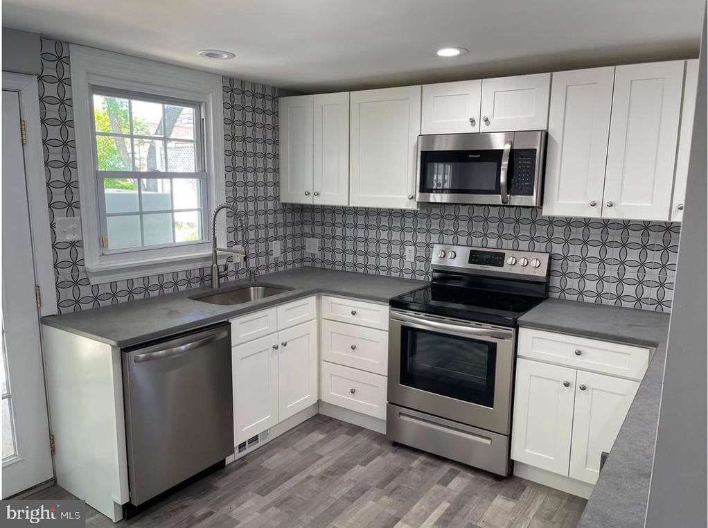 425 Main St - Photo 4 of 17