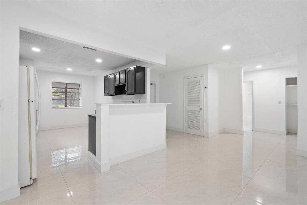 8797 Nw 35th St - Photo 5 of 33