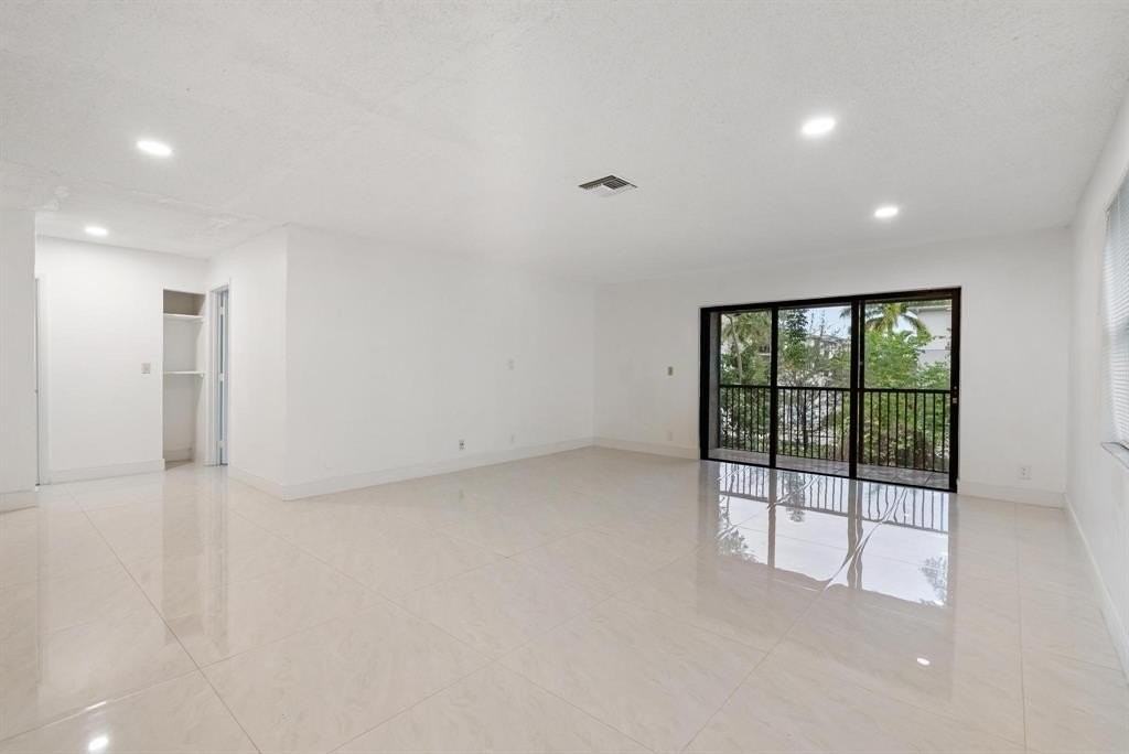 8797 Nw 35th St - Photo 7 of 33