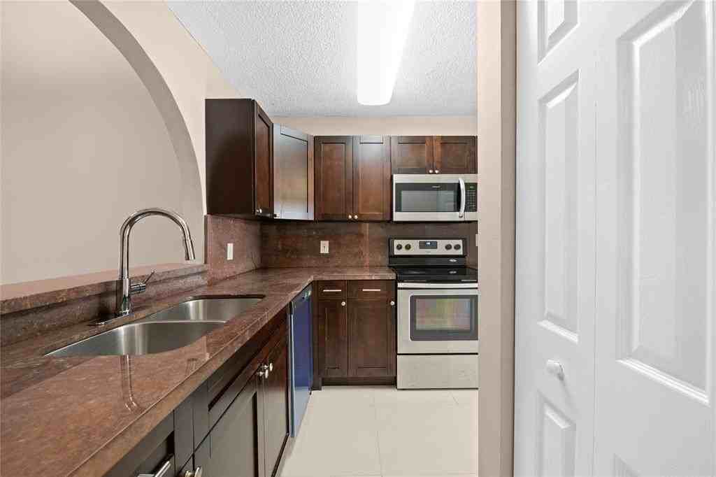 8354 Nw 37th St - Photo 3 of 27