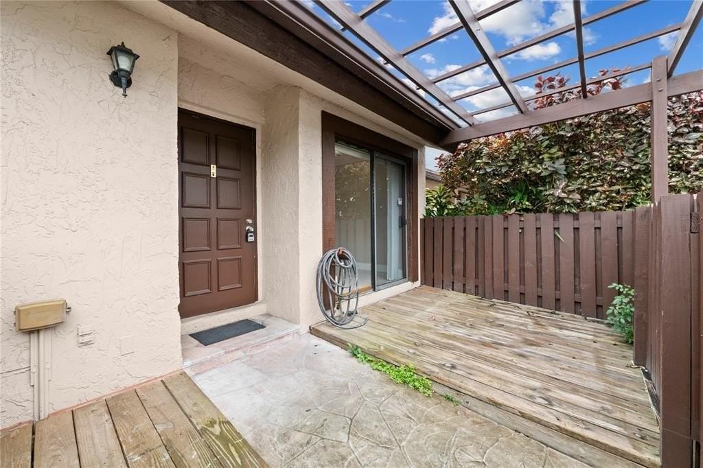 8354 Nw 37th St - Photo 4 of 27