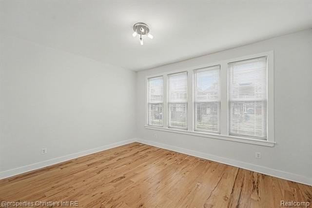 1463 Baldwin St - Photo 5 of 16