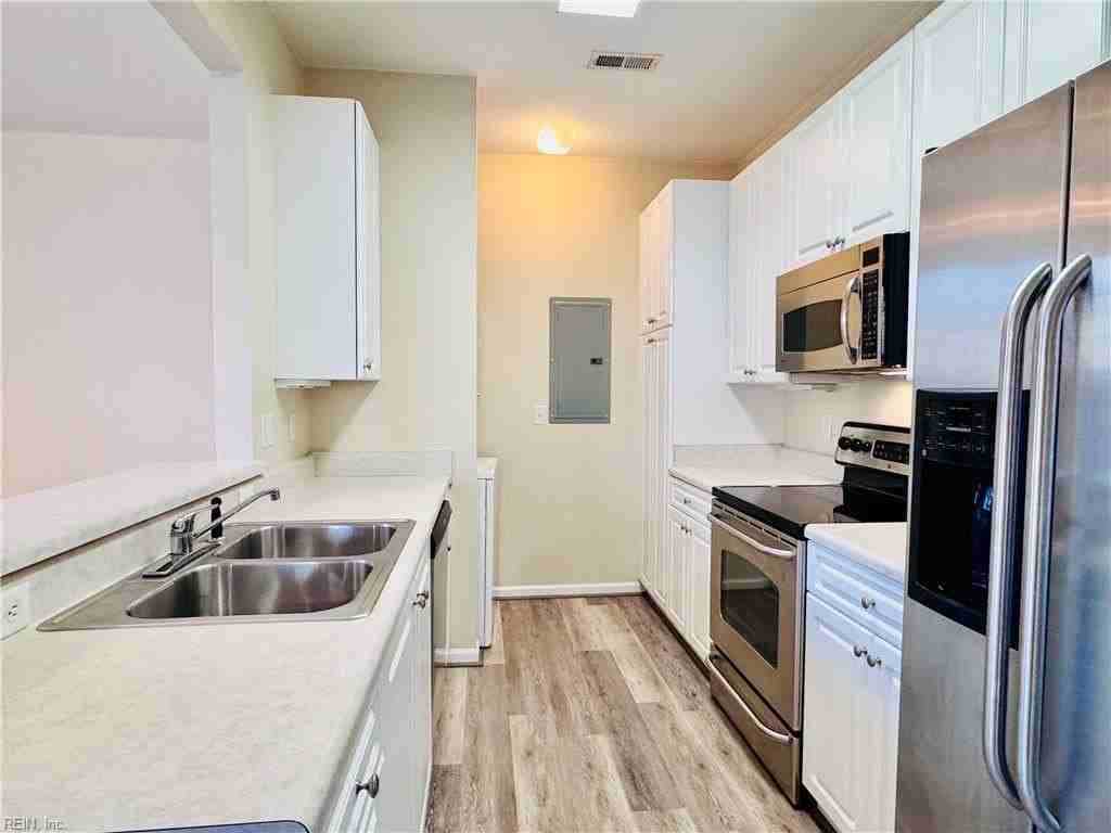 1017 Farrcroft Way - Photo 4 of 22