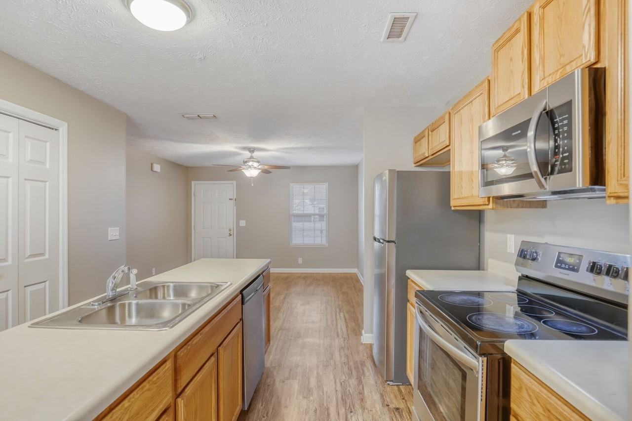 1437 Westview Dr - Photo 4 of 11