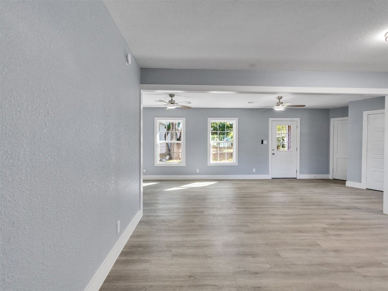 1009 Ruby Ln - Photo 3 of 30