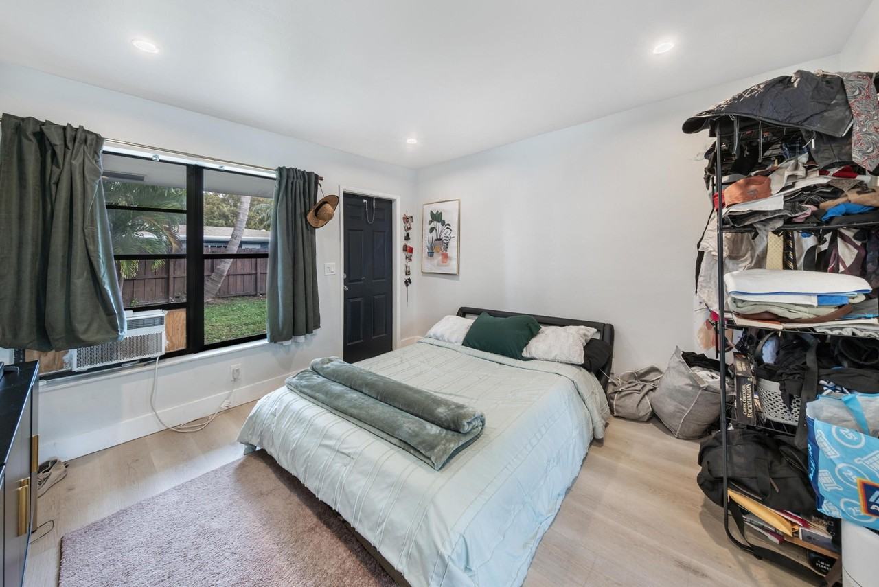 901 Ne 40th St #2 - Photo 2 of 13