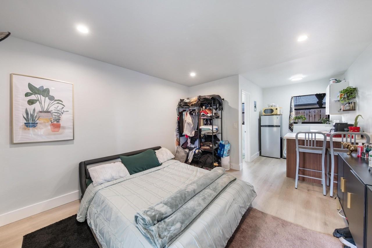 901 Ne 40th St #2 - Photo 4 of 13