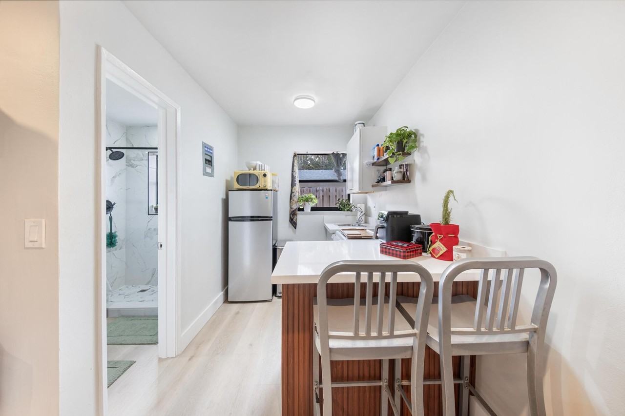 901 Ne 40th St #2 - Photo 5 of 13