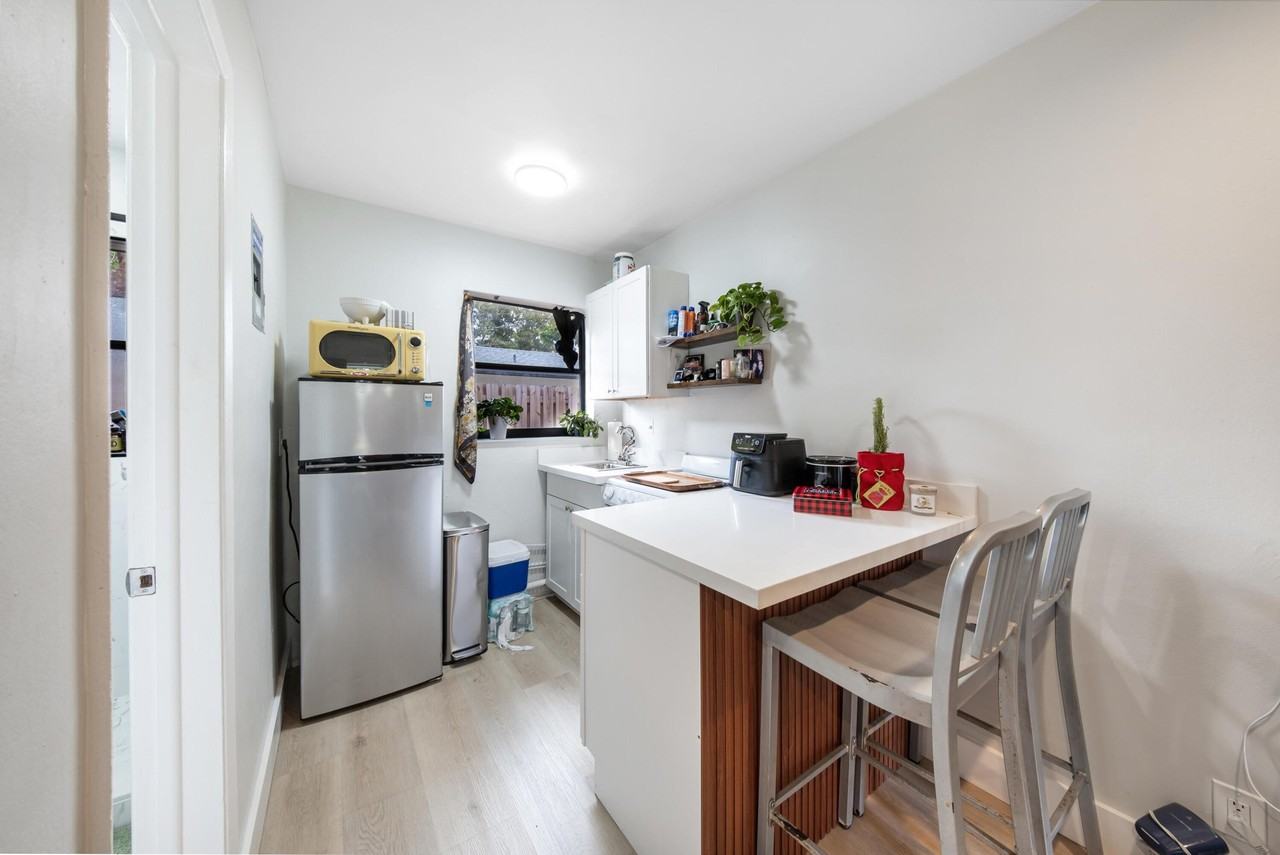 901 Ne 40th St #2 - Photo 6 of 13