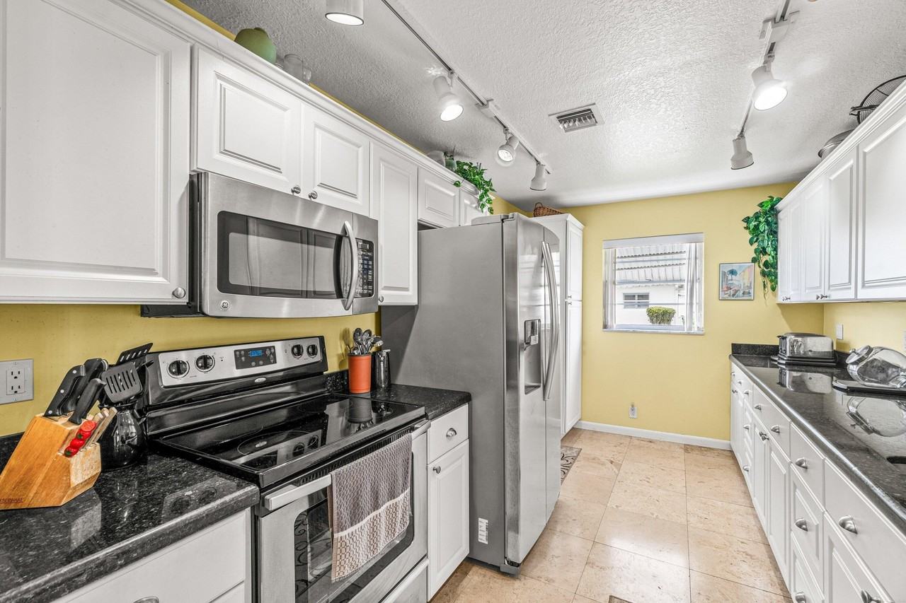 1009 Sw 3rd Ave - Photo 2 of 35