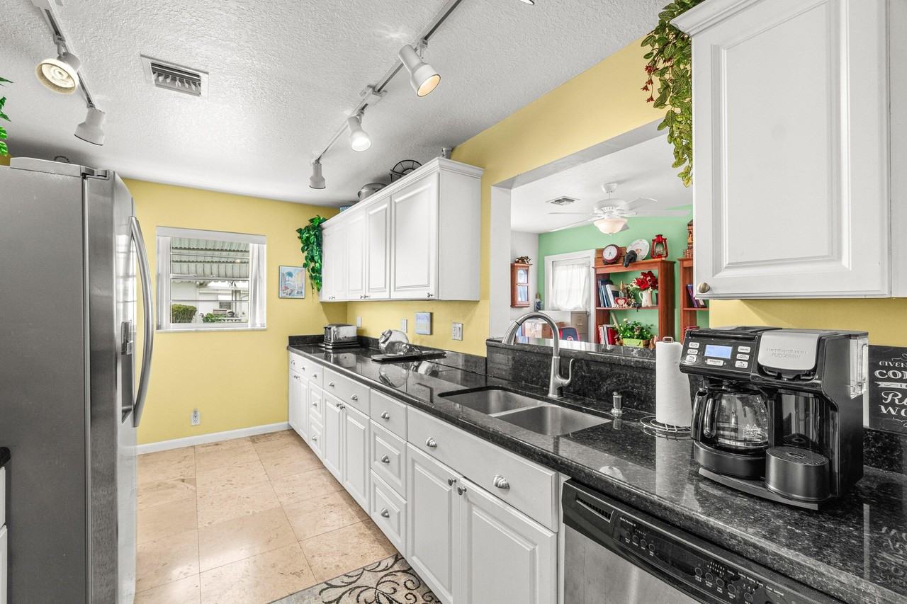 1009 Sw 3rd Ave - Photo 3 of 35