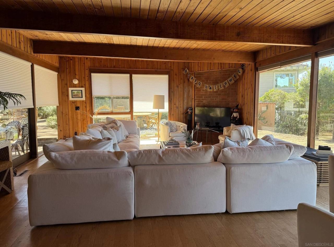 240 Ocean View Ave - Photo 4 of 17