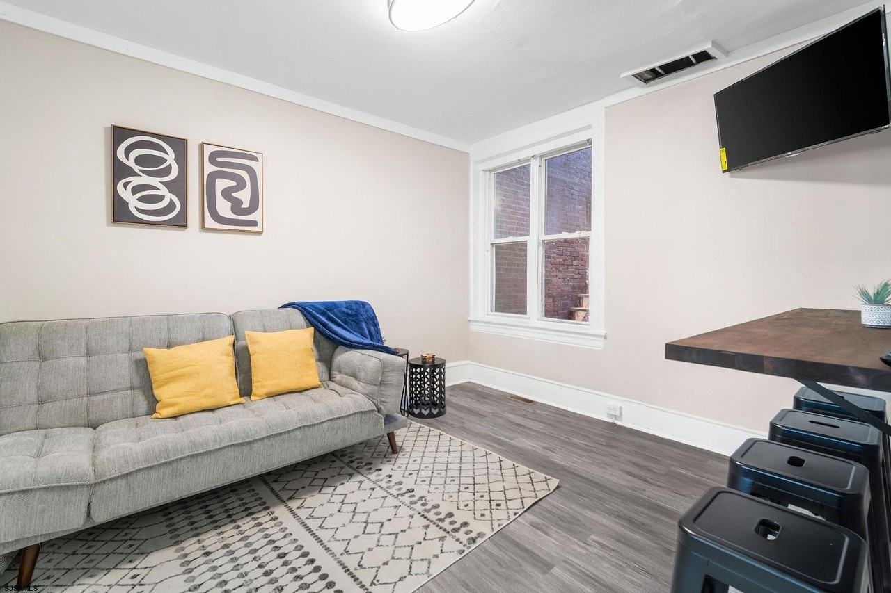 207 Oriental Ave - Photo 6 of 29