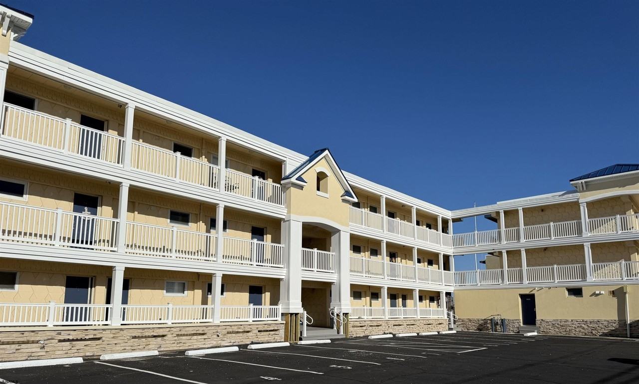 200 Bay Ave - Photo 2 of 18