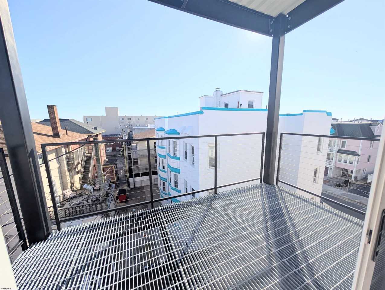 101 S Victoria Ave - Photo 5 of 12