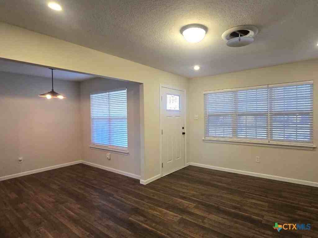 406 Oak St - Photo 5 of 25