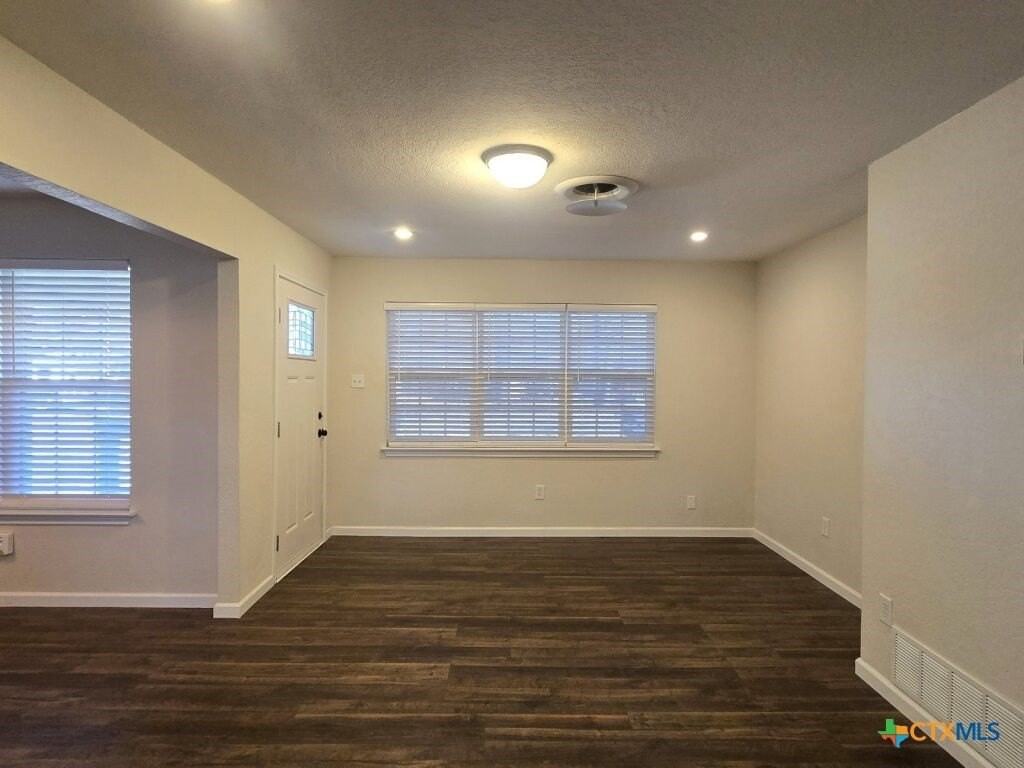 406 Oak St - Photo 6 of 25