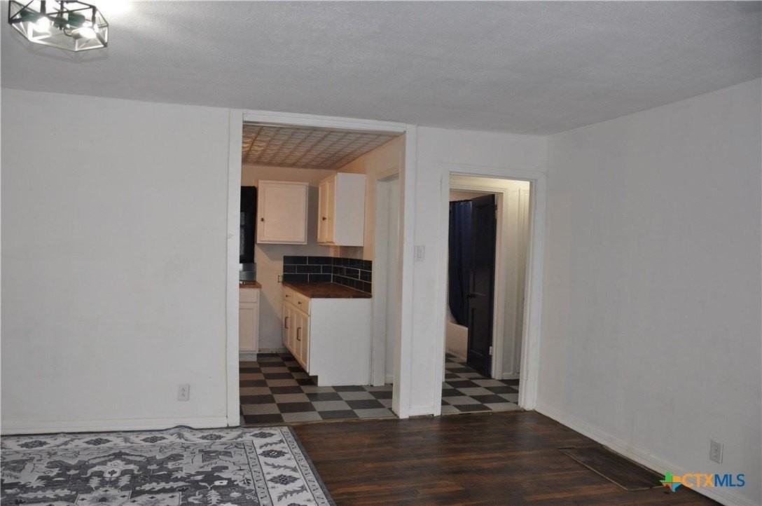 1408 E Avenue D - Photo 5 of 18