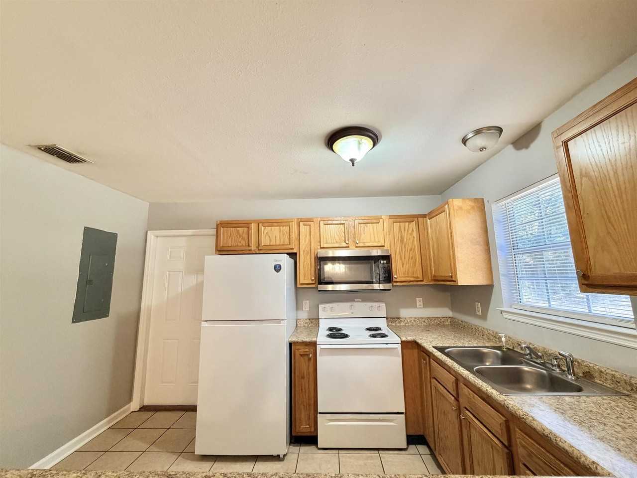 1444 Balboa Dr - Photo 6 of 19