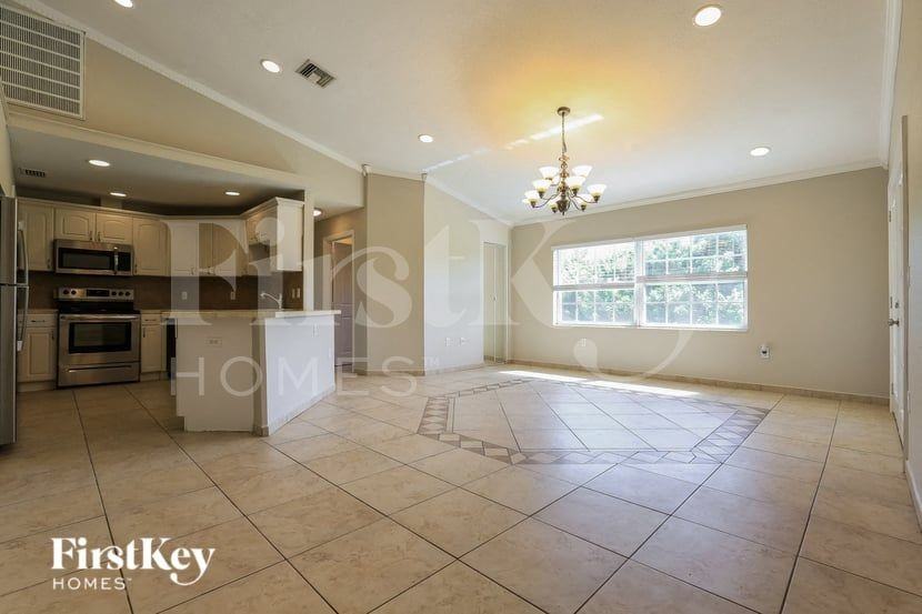 154 Waldo St - Photo 4 of 15