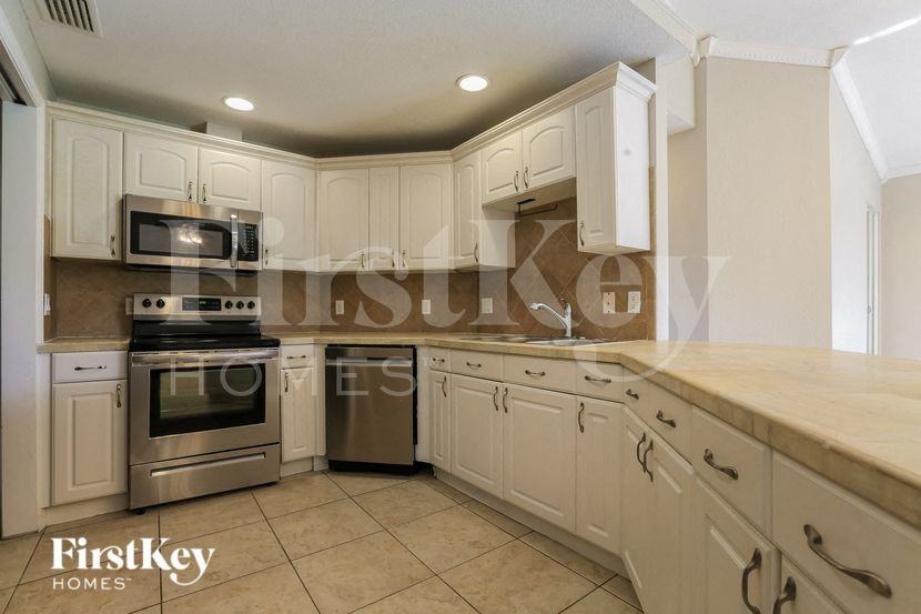 154 Waldo St - Photo 6 of 15