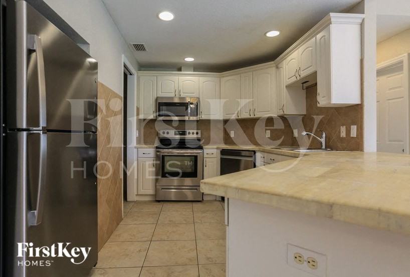 154 Waldo St - Photo 7 of 15