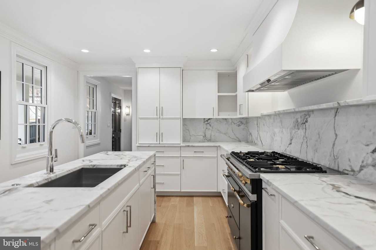 3418 Reservoir Rd Nw - Photo 6 of 33