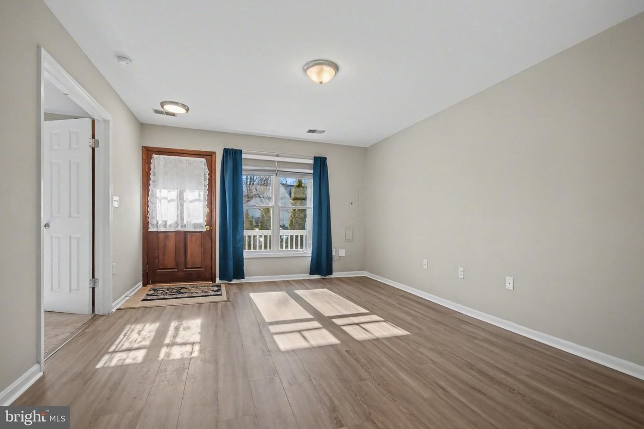 934 Riversedge Cir - Photo 3 of 19