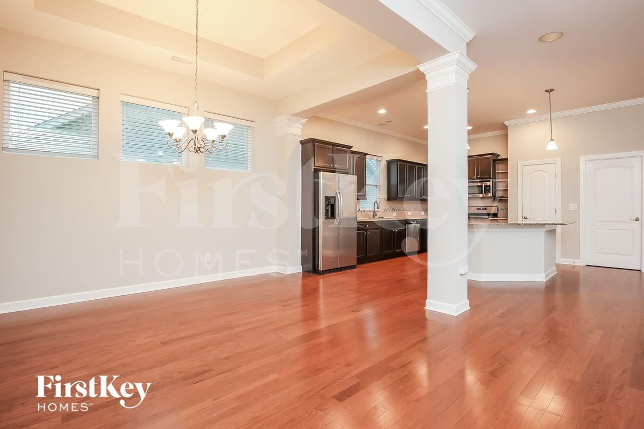 215 Topsaw Ln - Photo 4 of 15