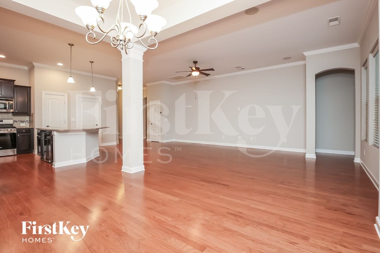 215 Topsaw Ln - Photo 5 of 15