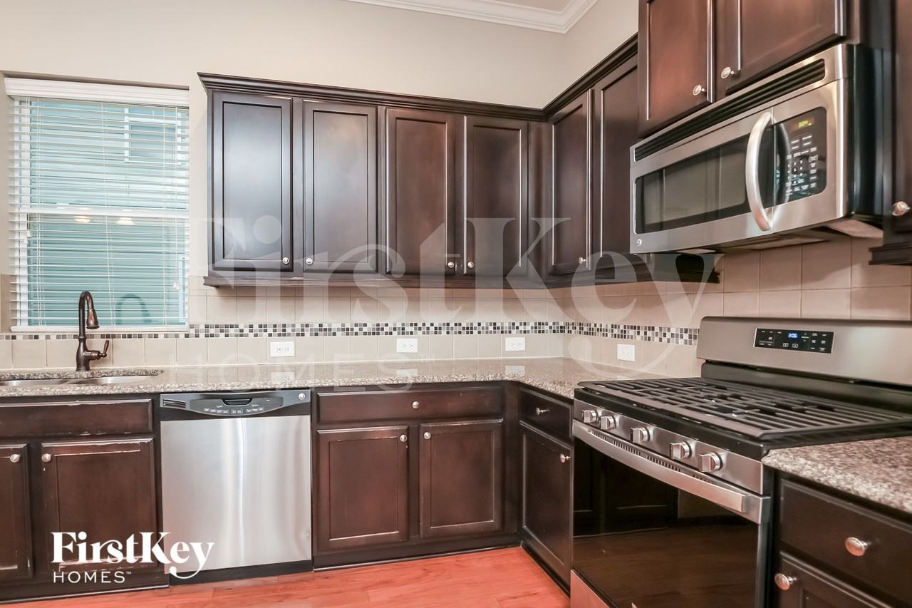 215 Topsaw Ln - Photo 7 of 15