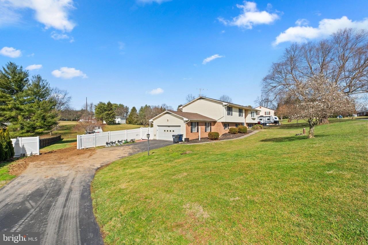 3206 Seiter Ln - Photo 3 of 44