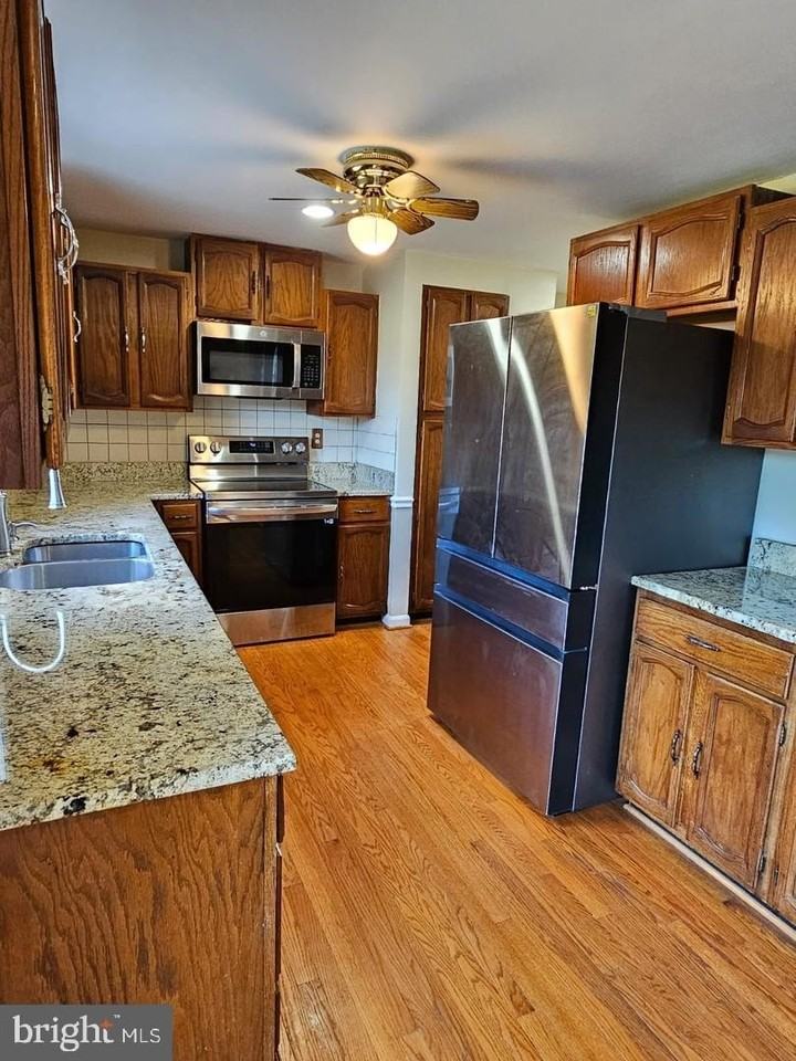 18717 Flower Hill Way - Photo 6 of 24