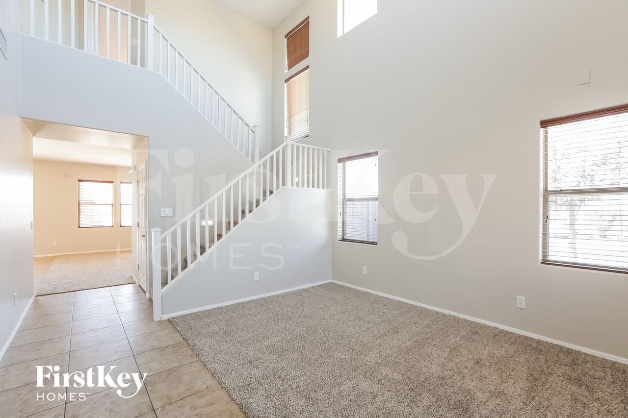 2639 W Tamarisk Ave - Photo 3 of 15