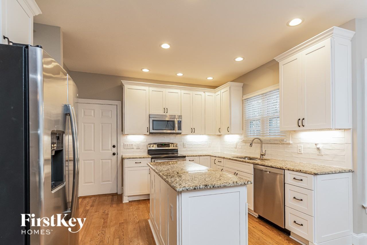 205 Muirfield Ln - Photo 4 of 15