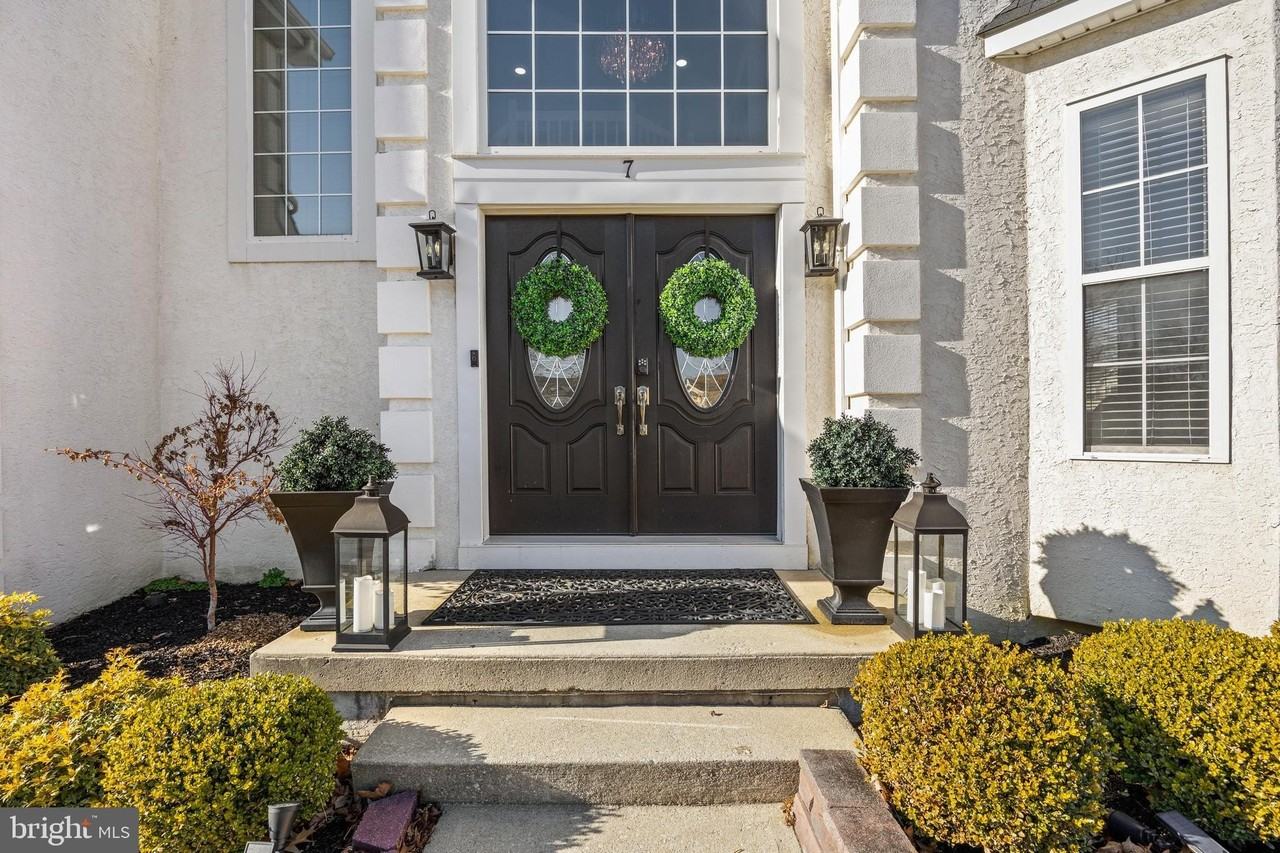 7 Madison Ct - Photo 3 of 31