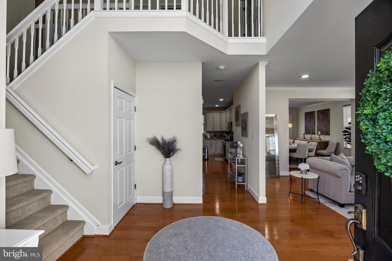 7 Madison Ct - Photo 4 of 31