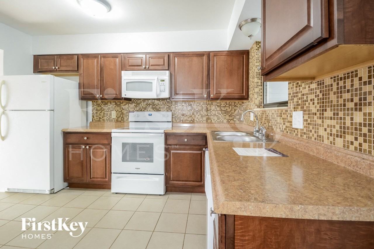 1865 Waybridge Ln - Photo 3 of 15